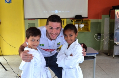 Judocas da Seleção Brasileira participam do projeto &#039;Superando Limites&#039;