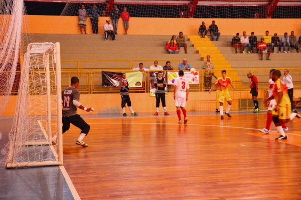 Futsal perde mas tem chance de classificação