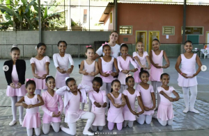 O projeto de balé do Polo do bairro da Jaqueira encerrou o semestre fazendo belas apresentações para a comunidade!