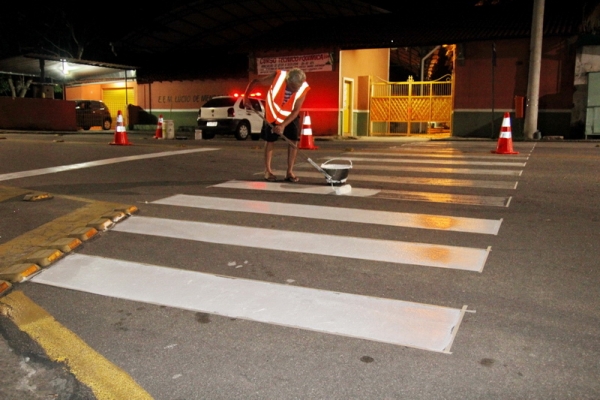 Secretaria de Transporte e Trânsito realiza manutenção nas faixas de pedestres no centro.