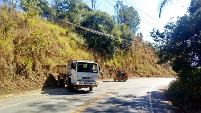 Prefeitura realiza serviços de roçada e limpeza na estrada Arrozal X Fazenda da Grama