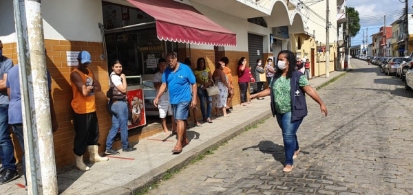 Prefeitura de Piraí orienta moradores nas ruas sobre medidas de prevenção à COVID-19