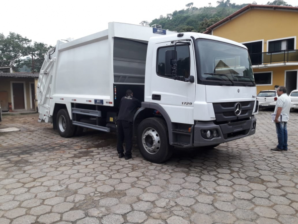 A Prefeitura de Piraí adquiriu um novo caminhão compactador de lixo