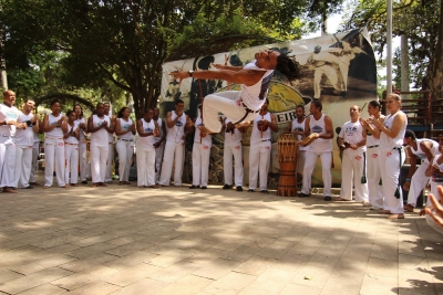 Escola de capoeira realizou batizado e graduação na Praça da Preguiça