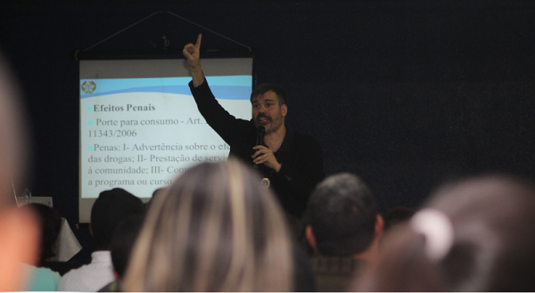 Delegado Antônio Furtado realiza palestra contra as drogas no Ceamtec