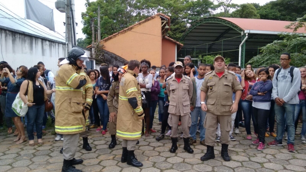 No Dia Estadual de Redução de Desastres, alunos do Ceamtec são orientados por bombeiros