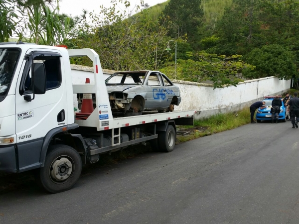 Veículos abandonados são removidos em Piraí