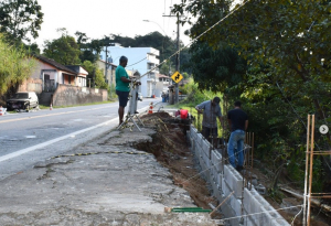 Obra de recuperação da calçada e do muro de estabilização na Avenida Guadalajara