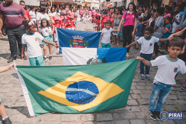 Piraí completa 182 anos com desfile das escolas na praça